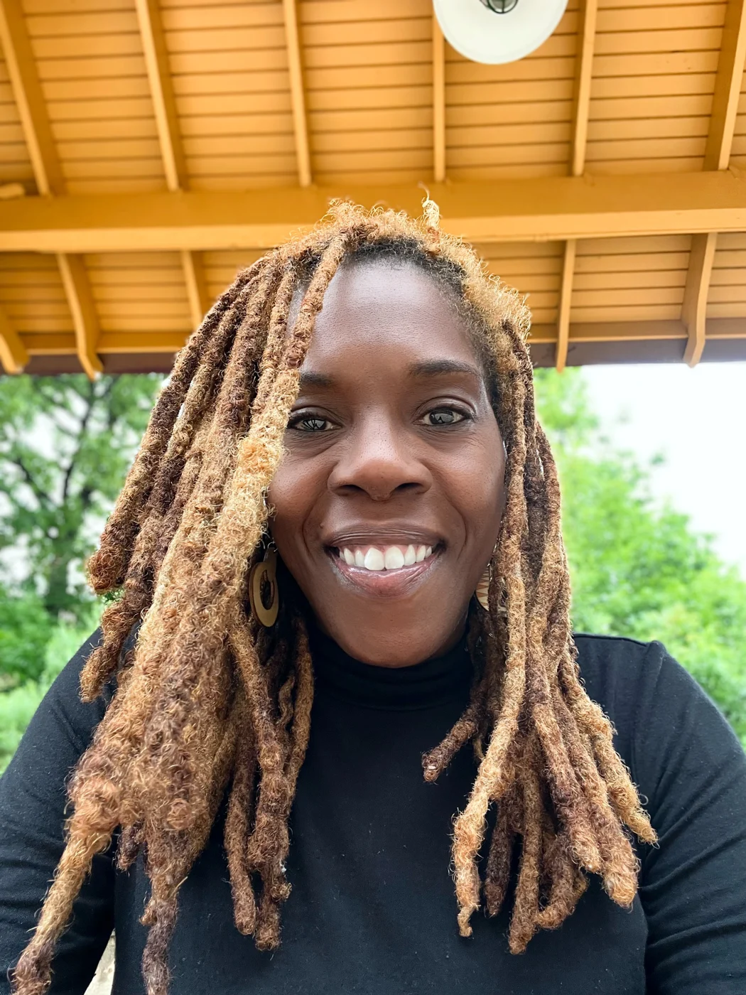 RoSeé smiling outdoors